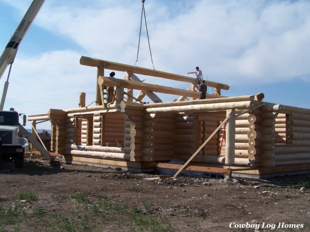 setting ridge beam on handcrafted log home
